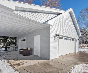 Photo 4 - House w Finished Garage Walk to Lambeau Bars Resch