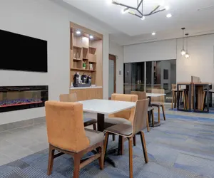 Photo 5 - La Quinta Inn & Suites by Wyndham Eagle Pass