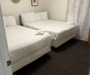 Photo 4 - Hardwood Guesthouse