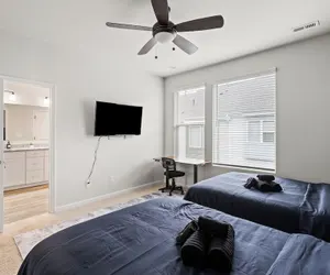 Photo 2 - King 3BR Townhouse in Camp North End