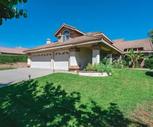 Photo 2 - Near ONT Spacious 4BR Family Retreat Safe Area