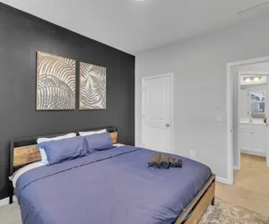 Photo 2 - King 4BR Townhouse to Downtown Durham