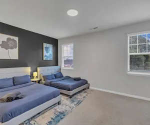 Photo 5 - King 4BR Townhouse to Downtown Durham