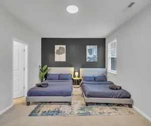 Photo 3 - King 4BR Townhouse to Downtown Durham