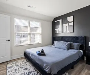Photo 3 - Luxe King 4BR Townhouse in Uptown CLT