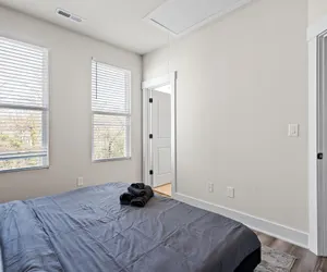 Photo 2 - Luxe King 4BR Townhouse in Uptown CLT