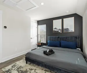 Photo 5 - Luxe King 4BR Townhouse in Uptown CLT