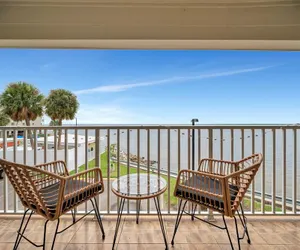 Photo 2 - Palm Court a Bayview 2 Bed Suite Heated Pool