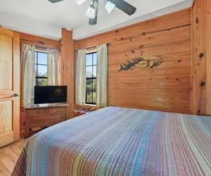 Photo 3 - Rustic Retreat