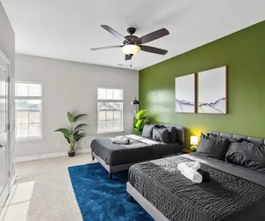 Photo 5 - Upscale King 3BR Townhouse in Pineville