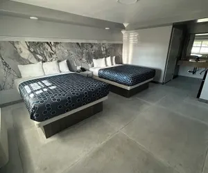 Photo 4 - Hometown Inn
