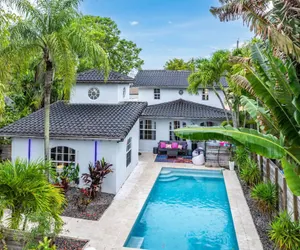 Photo 2 - Luxe 5BR 4BA Heated Pool 10 Min to Beach BBQ