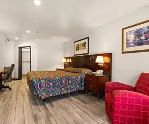 Photo 2 - Paradise Lodge - Canoga Park