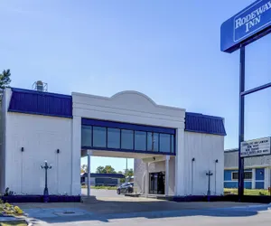 Photo 2 - Capital O Travelers Inn Lawton Fort Sill