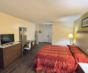 Photo 3 - COUNTRY HOST INN