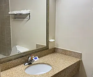 Photo 4 - COUNTRY HOST INN