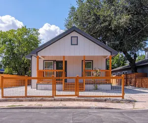 Photo 2 - Comfy and Happy Stays Near Riverwalk and Downtown!