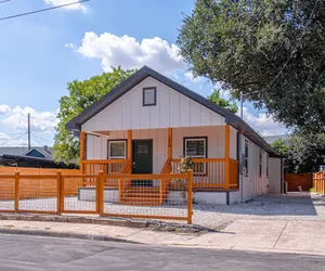 Photo 3 - Comfy and Happy Stays Near Riverwalk and Downtown