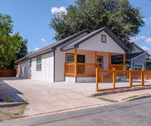 Photo 2 - Comfy and Happy Stays Near Riverwalk and Downtown