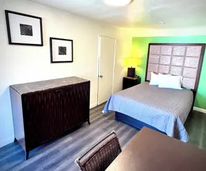 Photo 5 - Crest Motel