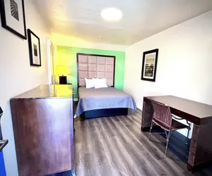 Photo 4 - Crest Motel