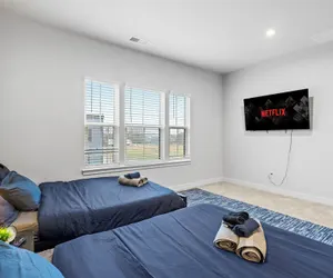 Photo 5 - Luxe King 3BR Townhouse Uptown Charlotte