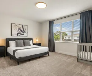 Photo 2 - Contemporary 4BR Townhome With Pool Themed Rooms