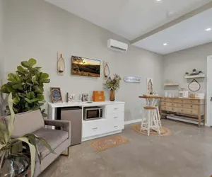 Photo 2 - Pop-2: Hot-tub/close to Main St!