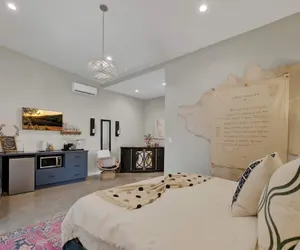 Photo 2 - Pop 1: Hot-tub + Close to Main St