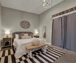 Photo 4 - Pop 3: Hot-tub, Close to Main St