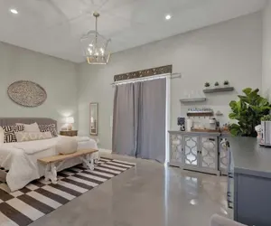 Photo 5 - Pop 3: Hot-tub, Close to Main St