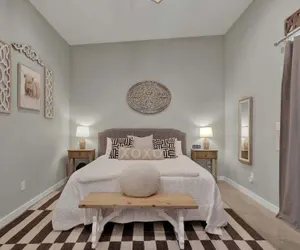 Photo 3 - Pop 3: Hot-tub, Close to Main St