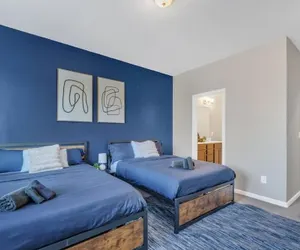 Photo 5 - Upscale King 3BR Townhouse Mins Downtown