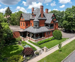 Photo 2 - New Victorian Mansion Bed & Breakfast