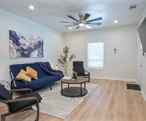 Photo 4 - Unwind in Style 4BR 2BA Quick Access to Downtown