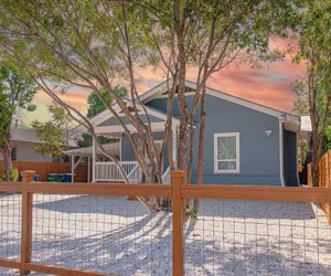 Photo 3 - Unwind in Style 4BR 2BA Quick Access to Downtown