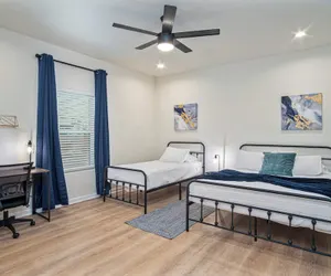 Photo 3 - Unwind in Style 4br/2ba Quick Access to Downtown!