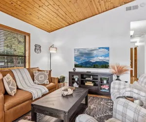 Photo 4 - Kiowa Cabin Hideaway 6-guest Mins to Dwtn Trails