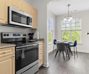 Photo 4 - Upscale King 2BR Suite Downtown Raleigh