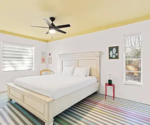 Photo 2 - Bright Bay Hideaway