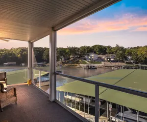 Photo 2 - Central Location, Pool Access & Breathtaking Views