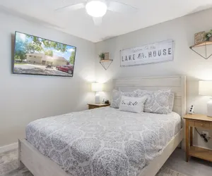 Photo 4 - Lakefront Couple Retreat Near Hot Spots and Dining