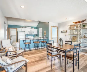 Photo 3 - Poolside Condo With Amazing Lake Views & Design