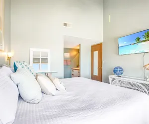 Photo 5 - Poolside Condo With Amazing Lake Views & Design