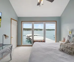 Photo 3 - Poolside Condo With Amazing Lake Views & Design