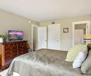 Photo 3 - Perfect Resort Retreat Close to Everything