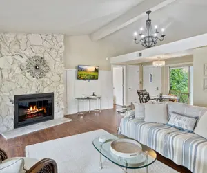 Photo 2 - Perfect Resort Retreat Close to Everything