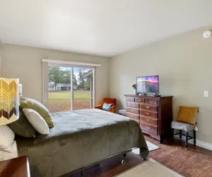 Photo 5 - Perfect Resort Retreat Close to Everything