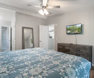 Photo 5 - New! 2 Homes-firepit, Hot Tub, Huge Yard and Dock