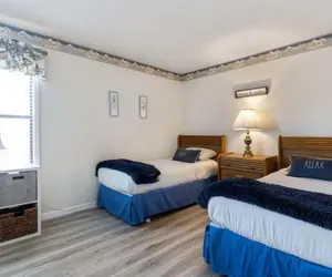 Photo 5 - Lake Views, Lakefront Pool, Great Location!